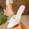2026 Novos Chinelos de Salto Fino com Laço e Renda Respirável Moda Verão Feminina Versátil para Usar por Cima Sandálias de Salto Fino