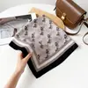Pañuelo cuadrado marrón estilo Maillard para mujer, nuevo modelo otoño 2026, elegante y versátil, se puede usar como accesorio decorativo para el cabello o bufanda para el cuello, venta al por mayor