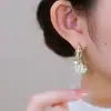 2023 nuevo pendiente de hebilla de oreja de perla con hoja de ginkgo diseño de moda temperamento pendientes versátiles pendientes de alta calidad