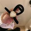 Pinza para el pelo de corazón de perla con lazo, pinza de garra de terciopelo para otoño e invierno para mujer, accesorio para el pelo de pinza superior de estilo francés vintage de alta gama, inspirado en Chanel
