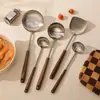 Aço Inoxidável 304 Cabo de Noz Cabo Longo Colher Grande Colher de Sopa Doméstica Atacado Utensílios de Cozinha com Cabo de Madeira Escorredor Colher para Panela Quente