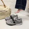 Zapatillas de entrenamiento alemanas de dos tonos con velcro para mujer, nuevo modelo 2026, zapatillas para correr que aumentan la altura con suelas blandas, zapatillas deportivas casual versátiles, modernas y en stock