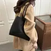 Bolsa de Grande Capacidade para Mulheres 2026 Primavera Novo Estilo Bolsa de Ombro Simples Popular Este Ano para Trabalho e Deslocamento Bolsa Tote de Cor Sólida