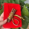 Ramas de Madera de Melocotonero Viejas con Cuerda de Cinco Colores Adornos de Rama de Madera de Melocotonero para Dormitorio y Coche, Ramas de Madera de Melocotonero con Bolsa de Terciopelo del Sudeste para Atraer Flores de Melocotonero
