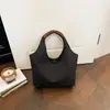 Bolsa tote casual estilo coreano 2026 novo modelo bolsa de ombro para trabalho e deslocamento, bolsa de mão estilosa de lona de cor sólida única