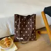 Nova coleção de outono: Bolsa de ombro de bolinhas na cor Maillard, estilo coreano, com uma vibe descontraída e chique, perfeita para jovens estilosas.