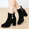 Botas de tornozelo de salto médio e alto para mulheres, salto grosso, couro fosco, botas femininas da moda, botas de meia-estação para primavera e outono, sapatos para mães de meia-idade, botas de algodão, inverno com forro de pelúcia