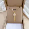 [Acero de Titanio] Collar con Colgante de Zirconia en Forma de Llave con Diamantes Completos, Estilo Palacio Lujoso, Cadena Versátil para la Clavícula para Mujeres, Cadena de Acero de Titanio