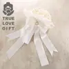 Cinta de Perlas Nupciales Atmósfera de Lujo Sosteniendo Flores en la Mano para Enviar a Amigos Regalos de Boda Fábrica de Artículos de Boda