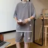 Traje de manga corta con textura de gofre, peso pesado, diseño de dos piezas simulado, disponible en ocho colores, moderno y elegante, personalidad de TikTok, estilo de Hong Kong, corte holgado, mangas de tres cuartos