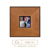 Pintura decorativa abstrata geométrica em color block vintage, apresentando uma estética de alta qualidade, uma moldura de madeira larga e um design estilo Bauhaus