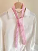 Pantalones de Moda con Lunares Rosa Dulce tipo Corbata con Accesorios de Cinturón y Cordón en la Cintura Bufanda de Accesorios para el Cuello de Nicho Atada a Mano