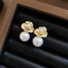 Brincos pingente de flor de pérola com agulha de prata vintage francesa, brincos de luxo leve de alta qualidade com um design único, acessórios de ouvido versáteis