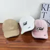 Boné de Baseball Feminino Outono e Inverno Versão Coreana Novo Espessado Quente Lã de Cordeiro com Bordado de Letras, Boné de Bico de Pato Tendência Emagrecimento Facial