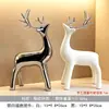 Armario para vinos negro y blanco arte de alce ciervo decoración de cerámica, lujo ligero decoración de hogar de alta gama, mueble de TV y adorno para entrada al por mayor