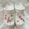 Zapatos Croc Sueño de Alicia Dibujos Animados Accesorios Muñeca DIY 3D Decoración Accesorios Desmontables Hebilla Clip para Zapato