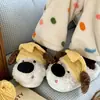 Pantuflas caseras unisex con lindo diseño de cachorro de sombrero amarillo de dibujos animados, zapatos peludos cálidos y antideslizantes para parejas, hechos a medida para invierno, al por mayor