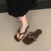 Chuyuji Sandálias de dedo com fivela retrô francesa para uso externo no verão, sandálias de dedo com sola plana para mulheres, sandálias casuais de praia