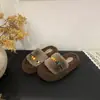 Sandalias versátiles que combinan bien con faldas, ofrecen buena amortiguación y un aspecto elegante, una tendencia candente de 2026, diseñadas para realzar la forma de los pies, y perfectas para crear un estilo urbano a la moda