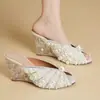 Sandalias de cuña de perla de grulla de almohada blanca industria pesada italiana Chanclas Tacones Altos Para usar al aire libre cuando se combinan con faldas