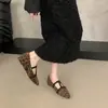 Sapatos Mary Jane com estampa de leopardo estilo retrô para mulheres, que aumentam a altura, novo modelo outono 2026, adequados para combinar com saias, sapatos de salto único elegantes estilo coreano