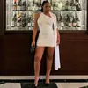 Vestido bodycon de color liso para mujer, estilo europeo y americano, para ir y venir de la frontera, con pliegues, escote asimétrico y tirantes, vestido corto de lujo ligero, venta al por mayor más vendido