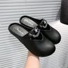 Sandalias planas de moda, modernas y geniales con cadena de estrella, tipo slip-on, suela suave, zapatillas francesas de punta cerrada, nuevo estilo de verano 2025