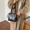 Bolso Cubo de Gran Capacidad para Mujer 2026 Estilo Retro para el Trabajo Otoño Nuevo Estilo Bolso Cruzado de Hombro Único Cuero de Cera de Aceite