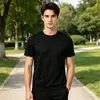 Camiseta preta e branca lisa de manga curta para homens, peso pesado 180g, poliéster-algodão, marca moderna, corte solto, peça básica versátil para o verão.