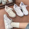 2026 Primavera/Verano Atado al Frente Diario de Malla Transpirable Zapatos de Entrenamiento Alemanes para Mujer Modernos Versátiles Tenis Blancos Calzado de Mujer