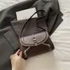 Bolsa de Ombro Feminina Elegante e Moderna Versátil Tendência Retrô Nova 2025 Fecho Magnético Bolsa Transversal