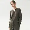 Cárdigan simple de cachemira para mujer, cuello en V, diseño de dos piezas simulado, con bloques de color, botones color hueso, una chaqueta suéter de punto versátil y que estiliza.
