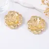Pendientes de Aleación Retro Trendy Personalizados Transfronterizos con Textura Floral Tridimensional Únicos, Accesorios Versátiles para el Uso Diario y los Viajes de Trabajo para Mujeres