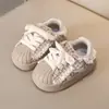 Sapatos macios Forrest Gump para meninas, tênis de treino alemães para crianças, tênis infantis para meninos da primavera e outono de 2026 com velcro e biqueira de concha