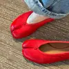 Couro de Ovelha~Couro Genuíno Plissado Ultra Macio Vermelho Realçador de Brancura Sapatos para Mulheres 2026 Novo Estilo Boca Rasa Salto Bloco Bico Dividido Sapatos Elegantes de Salto Único