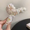 Pinza para el pelo de seda brillante para tela delicada con seda plisada Tacto de alta gama para moño en la parte posterior de la cabeza Pinza de tiburón Pinza de pelo versátil coreana