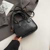 Bolsa de Bowling Retrô de Nicho para Mulheres 2026 Novo Modelo Bolsa de Ombro Único Transversal Textura de Alta Qualidade Bolsa de Mão Cor de Café