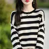Novo top de tricô listrado com blocos de cor e gola redonda para outono e inverno, versão coreana elegante e moderna, modelagem solta, camada interna quente
