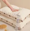 Novo Modelo 2025 Almofada Alta Acolchoada 3D Estampada a Quente com Borda Dourada de Soja, Excelente Custo-Benefício, Núcleo de Almofada para Vendas em Alto Volume, Embalagem de Exportação