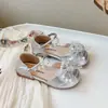 Sandálias Fechadas para Meninas 2026 Verão Novo Estilo Sapatos de Princesa para Menininhas Moda Elegante Laço Meio-Sandálias para Bebê