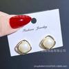Pendientes de aguja de plata estilo Chanel con cuentas geométricas importadas y chapadas en oro real, pendientes de perlas de lujo ligeros retro al por mayor