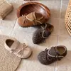 Sapatos Pequenos de Couro Redondos Macios para Crianças 2026 Novo Estilo de Outono Sapatos de Uma Cor com Laço para Meninas Sapatos de Princesa Doces e Estilosos