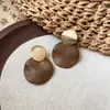 Pendientes redondos geométricos de madera con pasador de plata de estilo étnico retro, ganchos para orejas de diseño único, pendientes de moda y versátiles
