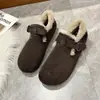 Sapatos femininos quentes de inverno novos 2026 moda mocassins forrados com fleece com fivela de cinto confortáveis estilo coreano slip-on