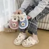 Nuevas pantuflas florales para usar en exteriores, pantuflas de algodón de punta cerrada y suela suave 2026 para mujer, pantuflas planas de invierno para el hogar, mullidas