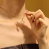 Collar de Camelia Estilo Coreano para Mujer, Colgante Único de Pétalo Exagerado, Cadena para Clavícula Estilo Ins Recubierta de Oro PVD de Acero de Titanio