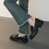 Mocasines de cuero para mujer con camelia y suela gruesa modelo nuevo 2026 cuero genuino retro zapatos de vestir estilo británico tacón grueso zapatos pequeños de cuero