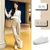 Zapatillas blancas acolchadas para mujer de piel de vaca y oveja de capa superior, nuevo estilo otoño e invierno 2026, zapatos casuales versátiles de suela plana para mujer, modernos