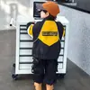 Conjunto de Roupa para Meninos Estilo Motociclista Primavera e Outono 2026 Novo Estilo Coreano Conjunto de Duas Peças Cool e Estiloso para Crianças Pequenas e Crianças