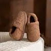 Chinelos Masculinos de Algodão com Solado Grosso 2026 Outono/Inverno Novo Estilo Interno Com Pelúcia Quente Sensação de Pisar em Merda Coberto no Calcanhar Sapatos de Algodão para Casa Homens